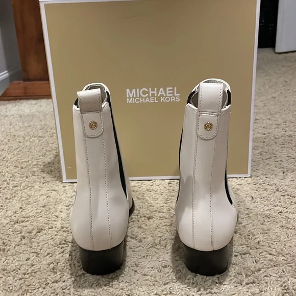 Michael Kors Elegant lt cream LEATHER Kinley Bootie new in the box size 8 - Picture 3 of 9